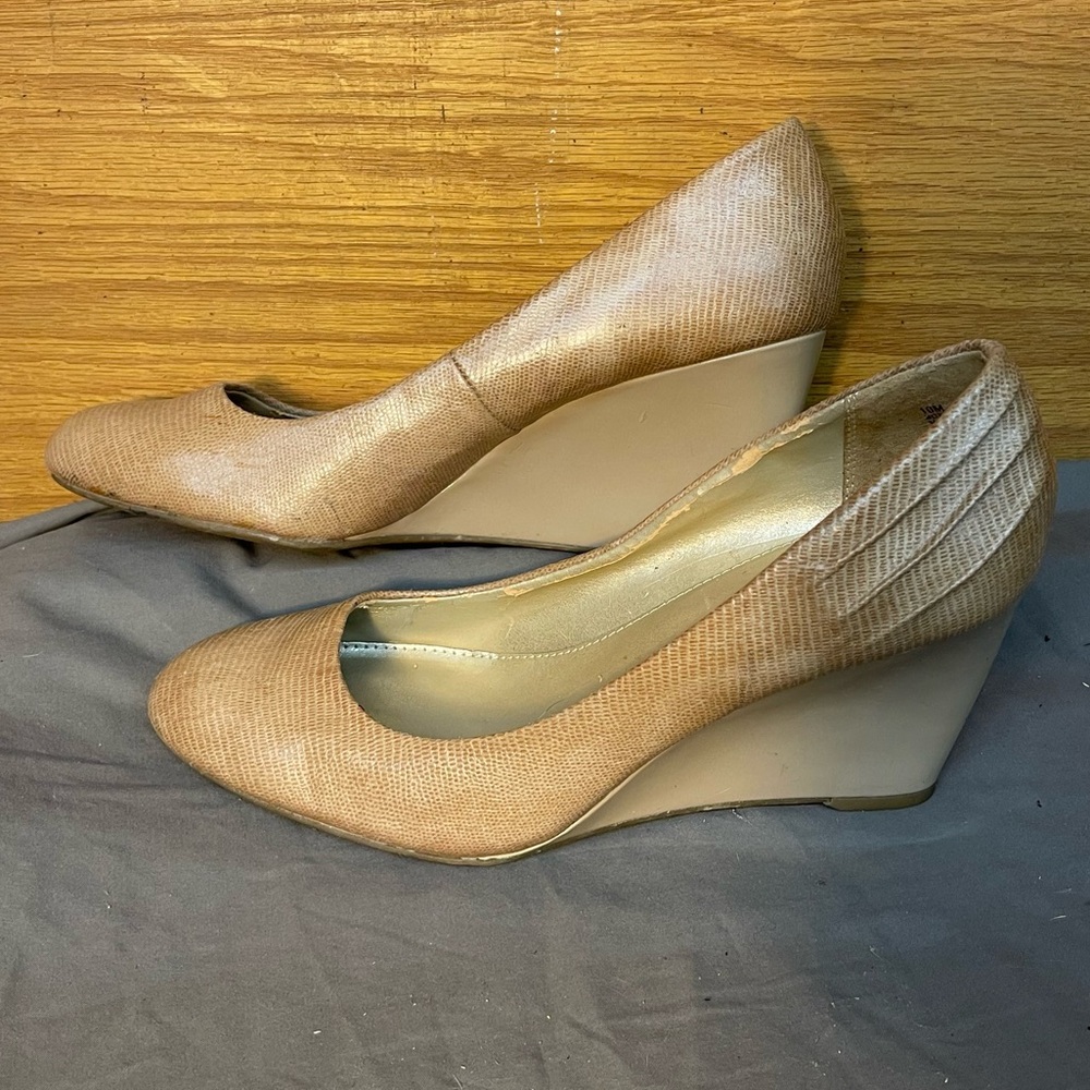 Bandolino Wedge Heel Tan Textured Pump Size 10M